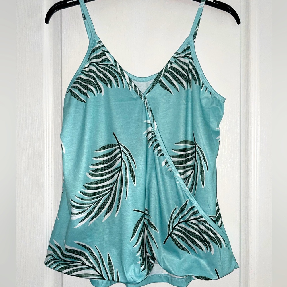 NWOT Unbranded Floral/Leaf Tank Size M